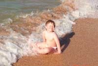 Вы хотите отдохнуть на море весело, разнообразно с друзьями или детьми, ждем – у нас удобно и недорого. Теплое Азовское море, богатое микроэлементами, благоприятный сухой климат, кубанские продукты и цены вас приятно удивят. Курортный сезон май – сентябрь. Предлагаю для отдыха благоустроенное жильё. Домик со всеми удобствами в городе Ейске (есть сплит, кухня, душ, сауна, бассейн, интернет, тенистый двор). Стоимость 300 р. в сутки с человека. Бронируем, встречаем.