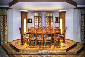 Шикарная усадьба с ландшафтным дизайном на участке 35 сот. Два коттеджа 294 и 220 кв.м. Один из коттеджей (294кв.м.) меблирован и готов к проживанию. В доме бильярдная, проф. система домашнего кинотеатра, камин, джакузи, сауна, центральная система кондиционмрования и т.д. Второй дом (220 кв.м.) под чистовую отд. Гараж 2эт./3ур. - 93,5 кв.м. на 2 м/м. Посажено более 500 деревьев и кустарников. Беседка, пергола, финская детская площадка .Все коммуникации. ПМЖ. Цена: 26 млн.руб. Срочная продажа!